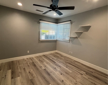 6250 Aura Avenue - Photo Thumbnail 28