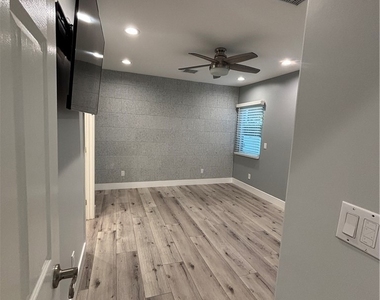 6250 Aura Avenue - Photo Thumbnail 36