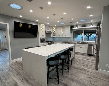 6250 Aura Avenue - Photo Thumbnail 18
