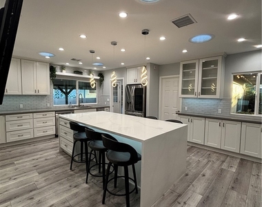 6250 Aura Avenue - Photo Thumbnail 17