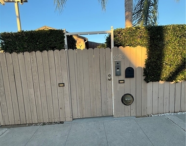 6250 Aura Avenue - Photo Thumbnail 2