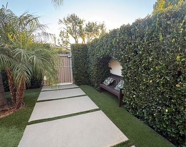 6250 Aura Avenue - Photo Thumbnail 4