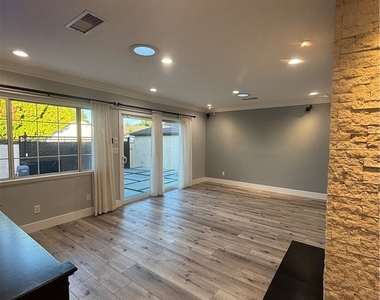 6250 Aura Avenue - Photo Thumbnail 7