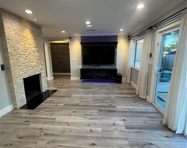 6250 Aura Avenue - Photo Thumbnail 12