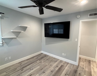 6250 Aura Avenue - Photo Thumbnail 32