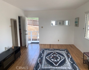 740 W 33rd - Photo Thumbnail 2