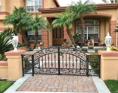 7533 E Endemont Court - Photo Thumbnail 2