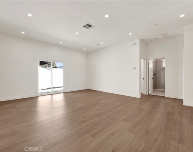22538 Roscoe Boulevard - Photo Thumbnail 6