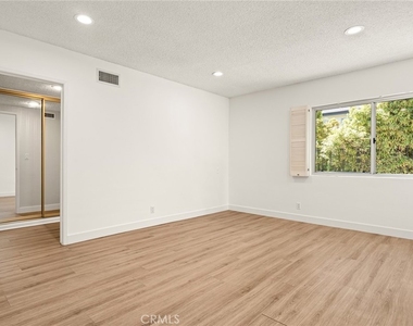 681 S Orange Grove Boulevard - Photo Thumbnail 12