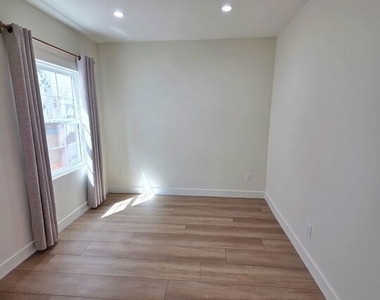 1165 Stanford St - Photo Thumbnail 7