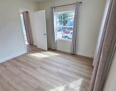 1165 Stanford St - Photo Thumbnail 6