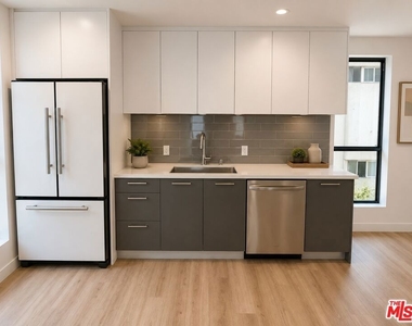 1434 N Poinsettia Place - Photo Thumbnail 2