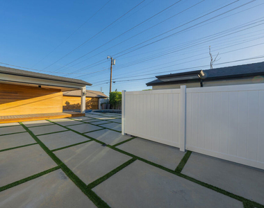 7719 Rhodes Avenue - Photo Thumbnail 13