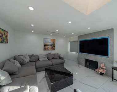 7719 Rhodes Avenue - Photo Thumbnail 5