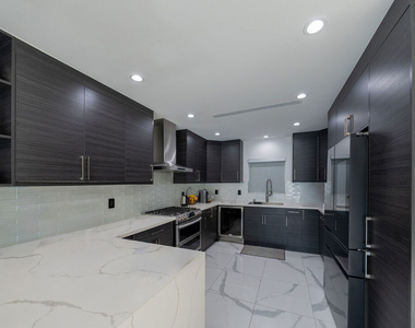 7719 Rhodes Avenue - Photo Thumbnail 3
