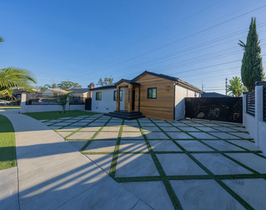 7719 Rhodes Avenue - Photo Thumbnail 14