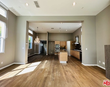 6581 Seabluff Drive - Photo Thumbnail 9