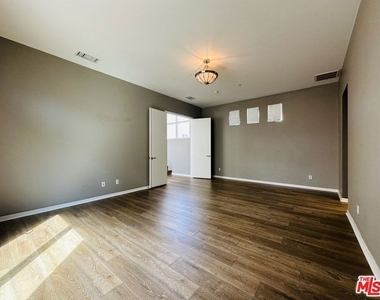 6581 Seabluff Drive - Photo Thumbnail 14