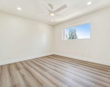 8208 Romaine Street - Photo Thumbnail 7