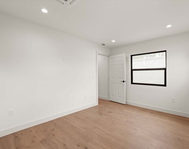 3792 1/2 Van Ness Avenue - Photo Thumbnail 6