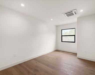3792 1/2 Van Ness Avenue - Photo Thumbnail 8