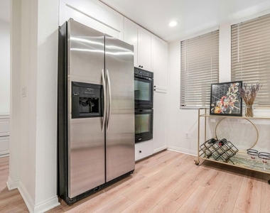 5625 Crescent Park - Photo Thumbnail 9