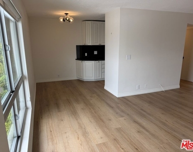 970 Palm Avenue - Photo Thumbnail 3