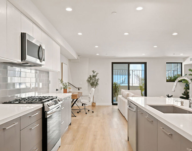 1434 N Poinsettia Place - Photo Thumbnail 4