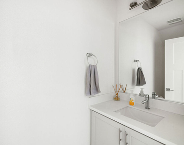 592 E Imperial Avenue - Photo Thumbnail 17