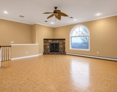 25 Round Hill Road - Photo Thumbnail 8