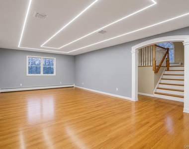 25 Round Hill Road - Photo Thumbnail 9