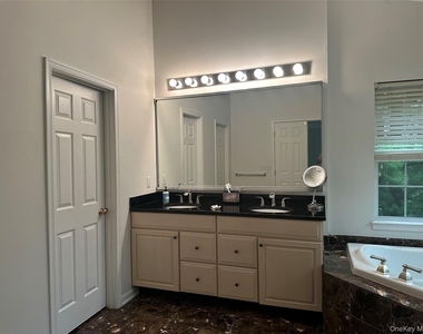 633 Creekside Lane - Photo Thumbnail 9