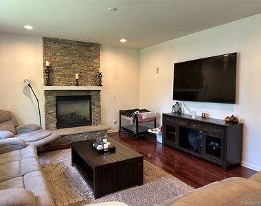 633 Creekside Lane - Photo Thumbnail 4