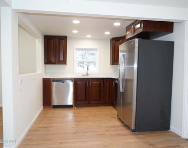 21 Van Heusen Street - Photo Thumbnail 3