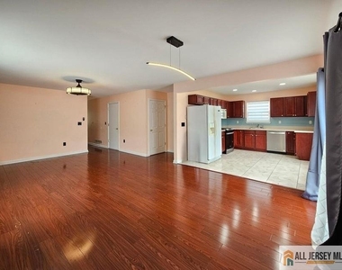 50 E Sedgwick Street - Photo Thumbnail 6