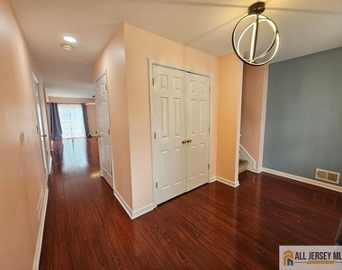 50 E Sedgwick Street - Photo Thumbnail 2