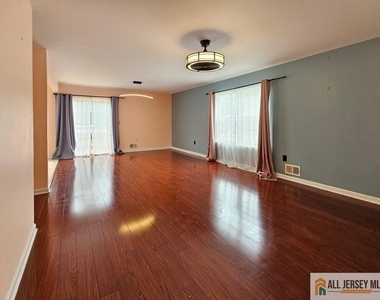 50 E Sedgwick Street - Photo Thumbnail 3