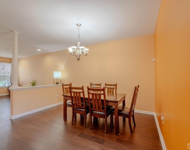2474 N Canterbury Lane - Photo Thumbnail 9