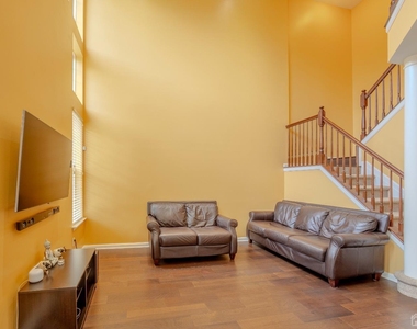 2474 N Canterbury Lane - Photo Thumbnail 15