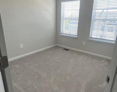 98 Extrovert Dr - Photo Thumbnail 20