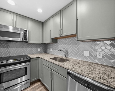 1020 N Highland Street - Photo Thumbnail 9