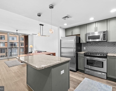 1020 N Highland Street - Photo Thumbnail 6