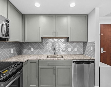 1020 N Highland Street - Photo Thumbnail 8
