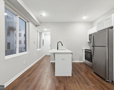 1230 N Marshall Street - Photo Thumbnail 4