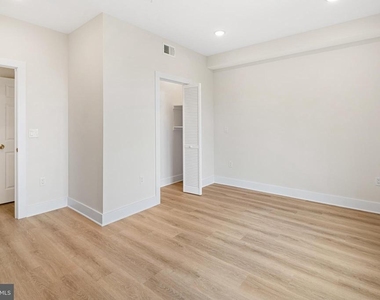 5217 Warren Street - Photo Thumbnail 4