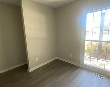 671 Wiltshire Road - Photo Thumbnail 6