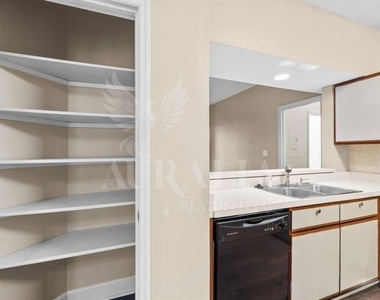 6121 Sunpointe Drive - Photo Thumbnail 9
