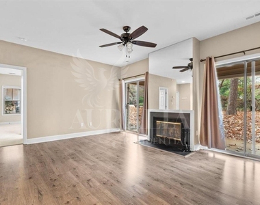 6121 Sunpointe Drive - Photo Thumbnail 8