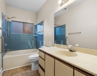 6121 Sunpointe Drive - Photo Thumbnail 12