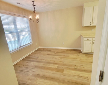 411 Whitehall Court - Photo Thumbnail 3